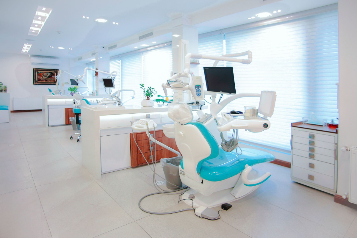 Why Miami Families Choose White Smiles Clinic for Emergency Dental Care — And What to Do Before You Call